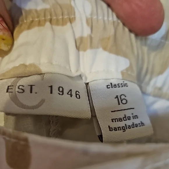 Cato, size 16 Camouflage Capris Cargo Pants - Picture 2 of 15